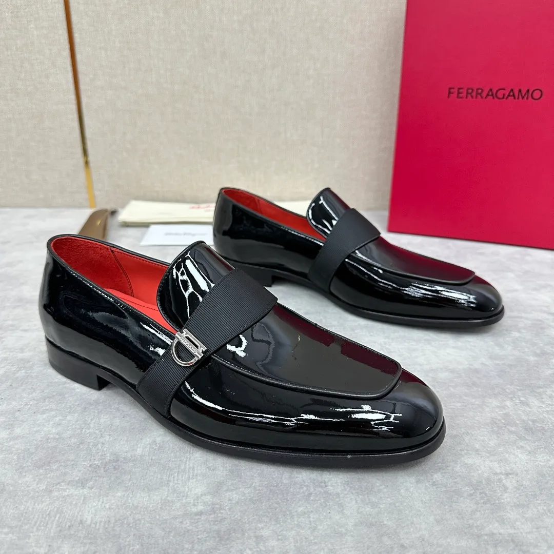 [Ferragamo] Top P: 960💰 Number of yards: 39~44 (38.45.46. Custom-made, non-refundable) Ferragamo** counters synchronize new models of men's loafers that can be worn casually or formally. The classic shape embodies the fashionable charm of formal wear, and the newly designed proportions are more modern. These loafers are made of imported open-edge beaded cowhide/fine calfskin/cow suede material. The upper is decorated with webbing, and the side is privately molded with silver Gancini buckles. The double stitching details add to the fashionable charm. Adopting a special "Original" structure and going through multiple processes, the soles are almost entirely handmade. Unique processing technology demonstrates exquisite craftsmanship. The original privately modeled genuine leather outsole is paired with a personalized rubber backing. It is comfortable, non-slip and wear-resistant. It can be worn as a slip-on. Exquisite hand-stitching. The workmanship is as fine as that of a store. The original color calfskin lining is sweat-absorbent, anti-odor, comfortable and breathable. The heel is also decorated with a rubber patch to perfectly improve the grip performance.
